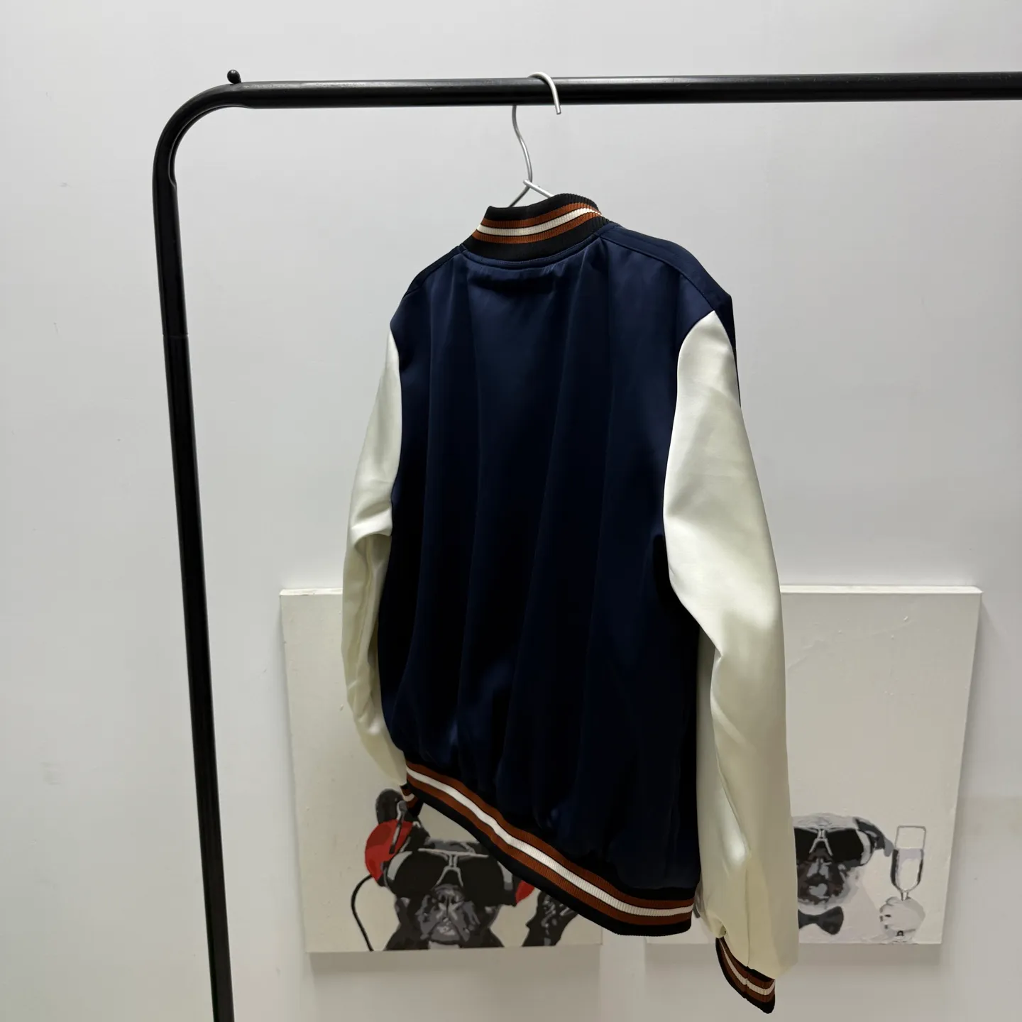 Provide one piece of clothing for two wears! COACH New Arrival women's jacket is here. Kou's New Arrival embroidered reversible baseball jacket for women. Super beautiful reversible baseball jersey. Produced by a major trading factory. Excellent quality. The quantity is not large, only about 500 pieces. But it's also very fragrant. One side is made of high-weight Navy Blue satin fabric. This fabric is absolutely amazing. Ordinary satin fabrics on the market are either soft and shapeless. Or the texture is rough and not delicate enough. The more delicate the fabric, the higher the fabric requirements. The fabric woven with forty-eight double yarns and three yarns is not only as delicate as Dove chocolate. And just hanging it flat there is very classy. I have tried it countless times and there is absolutely no snagging. The grass embroidery on the front chest can be said to be very three-dimensional. Perfectly complementing each other. Wearing it on the reverse side is a combination of color-blocked C all-over print and satin fabric. Classic is revealed in a low profile. All sizes available in complete packaging. Size: S-L (reversible) Color: Navy Blue (presbyopia reversed) (Material: polyester fiber) S size: length 59CM, bust 120CM, shoulder raglan (raglan) 72CM, reference weight 90-105 catties M size: length 61CM, bust 124CM, shoulder raglan (raglan) 74CM, reference weight 105-115 catties L size: length 63CM Bust 128CM, shoulder sleeves (raglan) 76CM, reference weight 115-130 catties